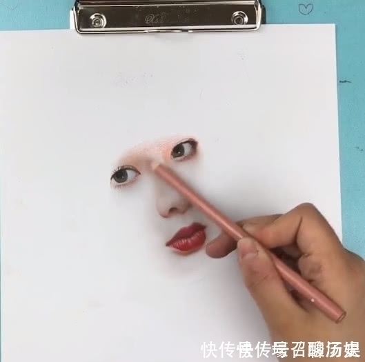 铅笔#美术生的手很神奇,明明看着是照片,竟是用铅笔画出来的