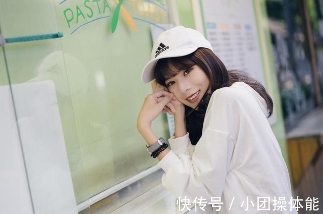 身穿白色 小姐姐身穿白色的帽衫卫衣,搭配牛仔半身裙,俏皮又时尚!