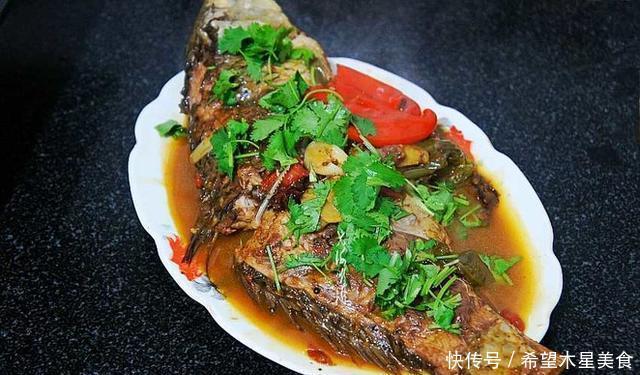 米饭|鱼刺容易卡喉咙,别再喝醋吞米饭,简单一招,让鱼刺自己跑出来!