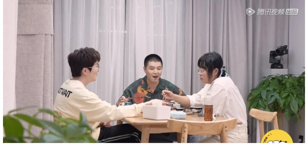 毛不易李雪琴联手“欺负”马頔下厨,比起王建国,他俩果然更合适