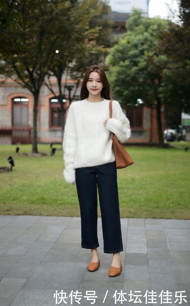 冬季穿搭拒绝平庸，实用的“毛衣+长裤”学起来，基础款也很时髦