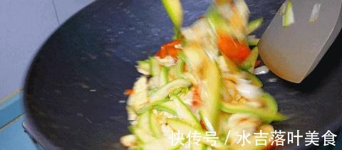 西葫芦炒鸡蛋,地道家常菜,教你百吃不厌的做法,鲜香又美味!