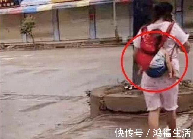 背布|宝妈背着孩子在路边打电话,看到她背上孩子后,路人吓得赶紧提醒