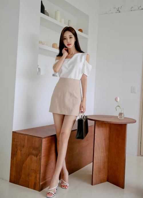 孙允珠，斜肩初露牛奶樱花双色百搭裙