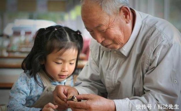 超市|孙子超市里弄碎一盒鸡蛋,店员让赔10盒,被爷爷怼得直接闭嘴了