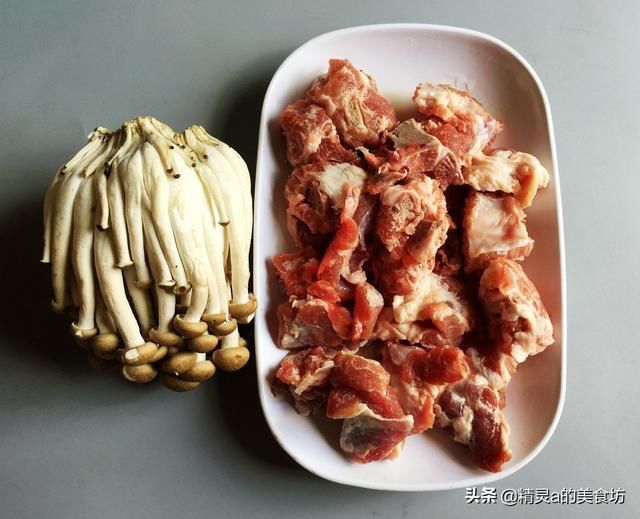 条腿|排骨的最佳CP是“它”，不红烧不卤煮，这样做鲜美可口，吃不腻