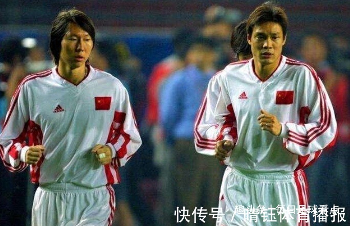国足|画面温馨!李铁下课后首度露面,与区楚良李霄鹏合影,笑容满面