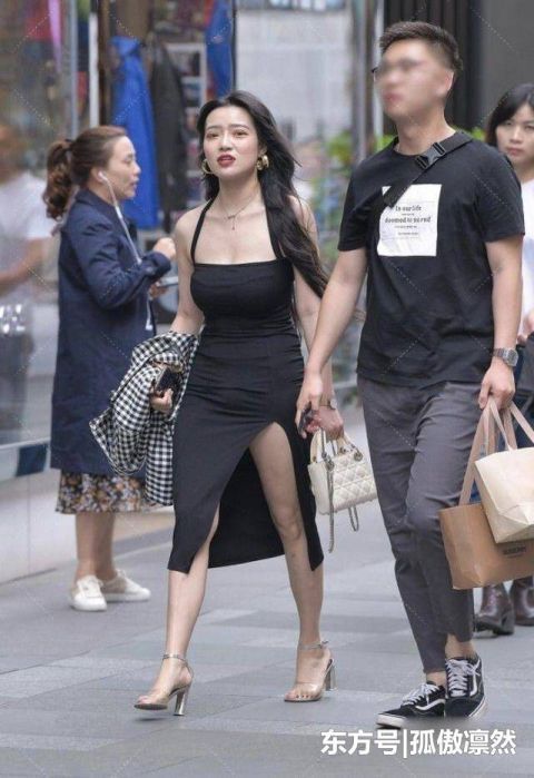 小姐姐黑色开叉裙搭配一个银色高跟鞋,展现非一般的身材