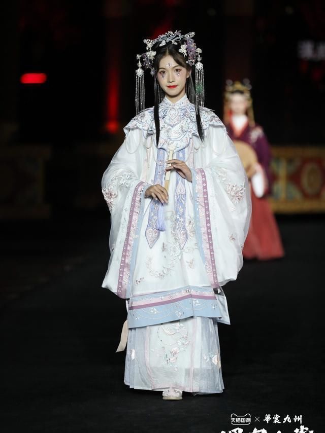 “鬼新娘”高价汉服引众人争议,这究竟是汉服还是“清装”