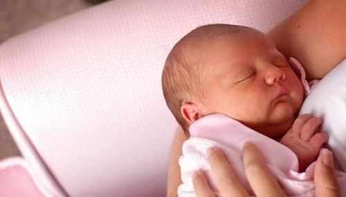 奶粉|儿子只喝奶奶泡的奶粉,宝妈觉得不对劲,偷尝一口后直接赶人