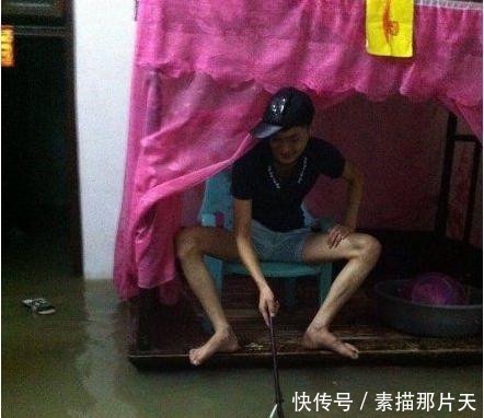 香烟|小哥心真大,水都快浸过床了还只顾着捞香烟