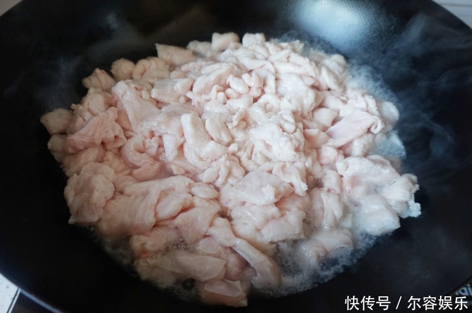 熬猪油,别只加水!多加4种料,记住3点,猪油雪白香浓,1年不坏