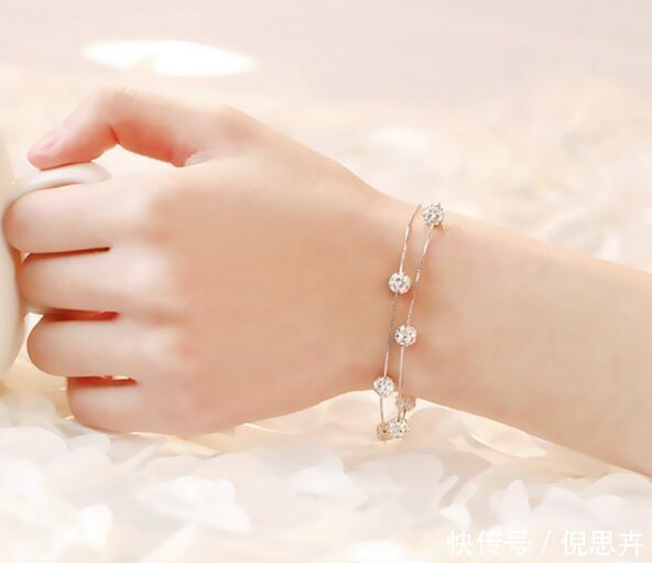 戴银手镯已经过时了,今年开始流行戴这样的手链,超好看