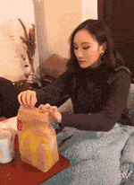 |搞笑GIF:我都不敢这么p,她却敢这么长!