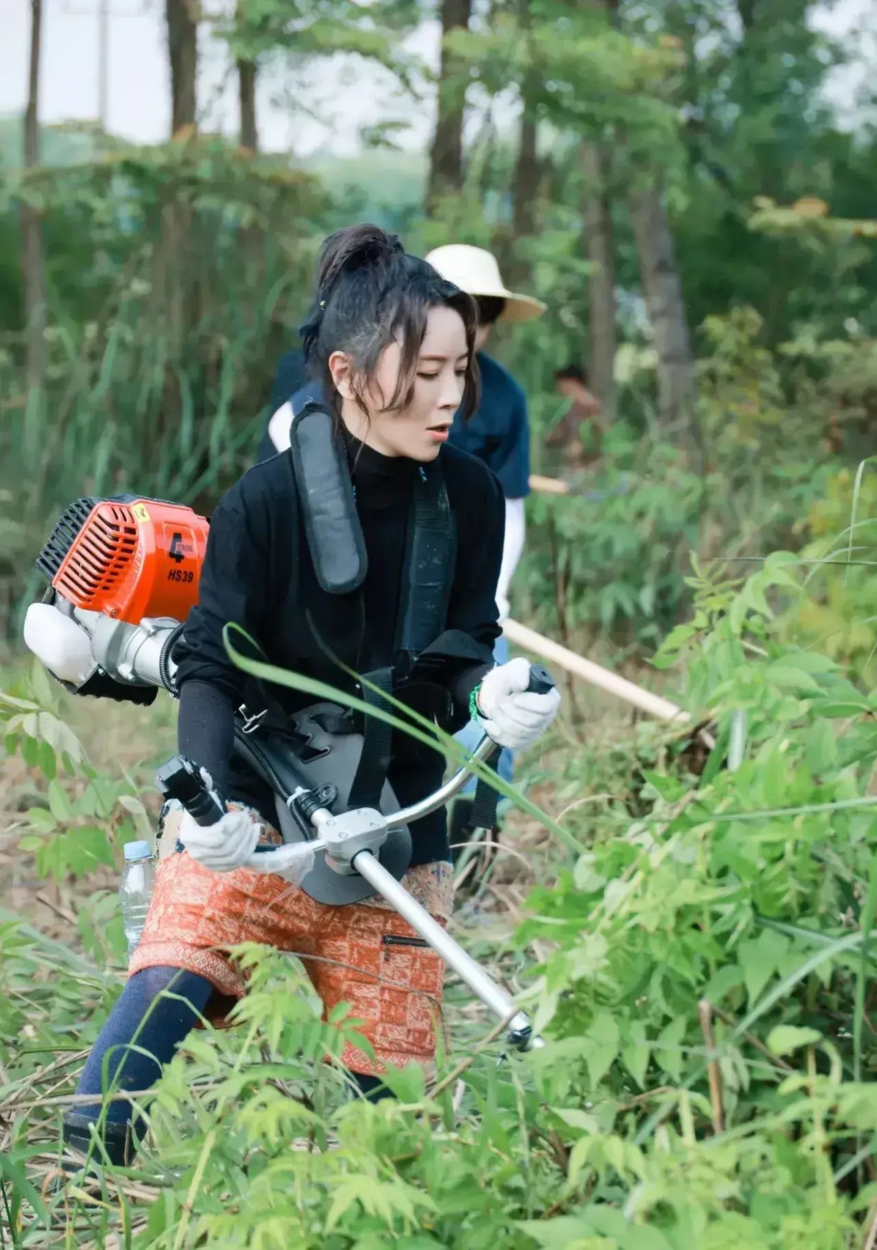 王勉|不紅的明星上綜藝有多可悲，干了4個小時活，只能蹲著吃面條