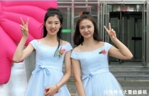 婚鞋|伴娘将婚鞋藏在裙子里走红，找到婚鞋时，网友：身材好