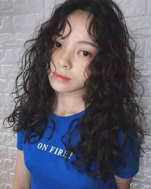 发蜡|烫了羊毛卷不会打理?简单的湿发造型一学就会,发型时髦又洋气