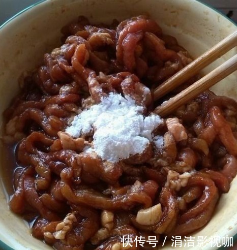 不管炒什么肉,直接用淀粉腌就错了,教你一招,肉质滑嫩不粘锅!