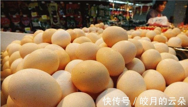 激素鸡蛋危害大,鸡场老板教我一招,一眼就能辨别,看完长知识了!