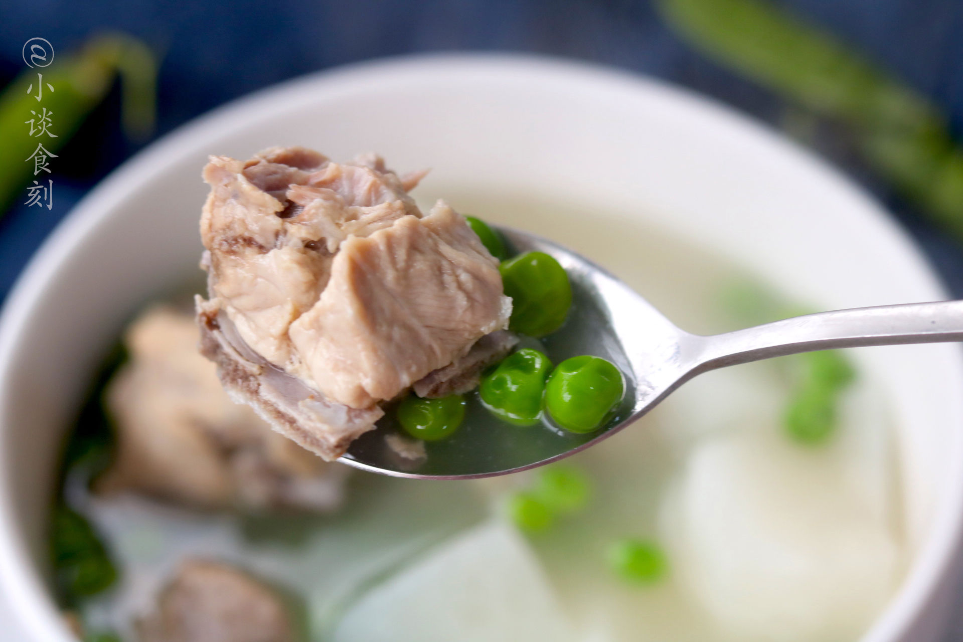 三月，炖排骨汤加此“2种”食材，颜色好看汤汁也鲜美，好喝多了