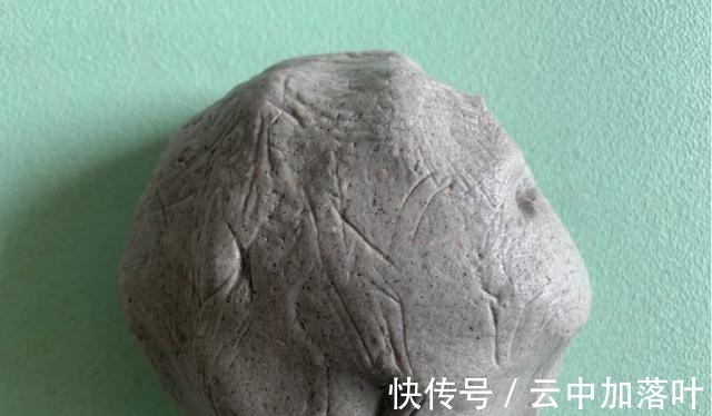年糕|自制黑芝麻核桃芝士年糕,能拉丝又清甜,关键是一点也不腻!