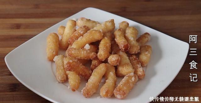 糯米粉这样做真是太香了,开水一烫,香甜酥脆,出锅全家抢着吃!