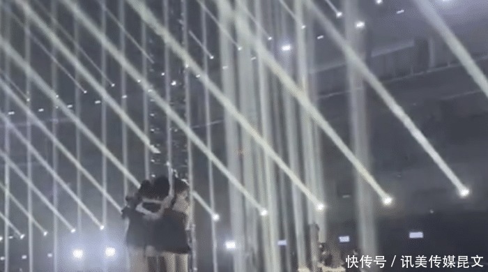 陈卓璇张艺凡身体不适，全程硬撑着表演完，结束后被队友扶下台