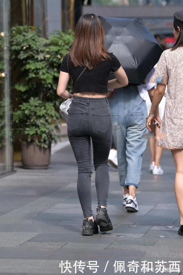 我的女孩|小款黑色T恤,搭配时尚小脚牛仔裤,再配上老爹鞋舒适又高级