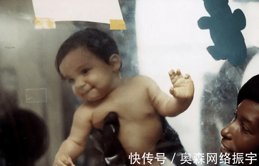 死亡|12岁才走出隔离罩的“泡泡男孩”，在死亡前第一次和妈妈拥抱