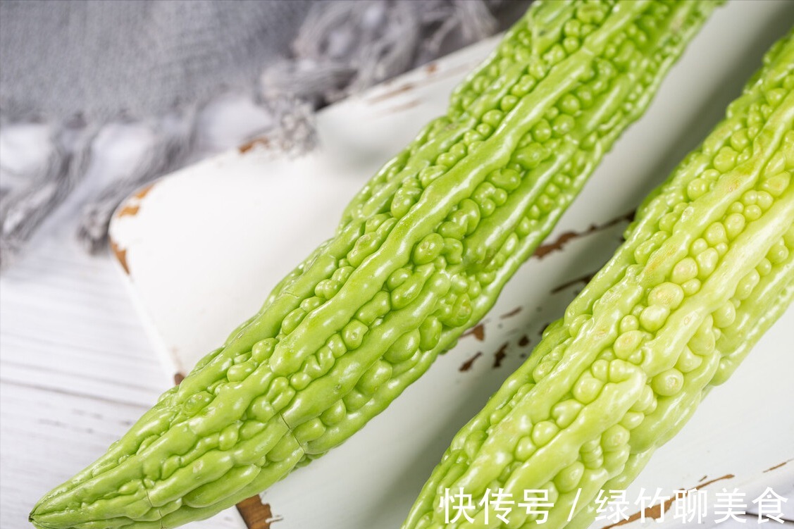 颜色|买苦瓜，选直的还是弯的学会3个技巧，苦瓜苦味清淡，也不涩
