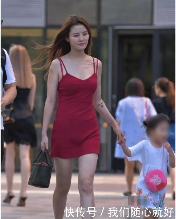 时尚辣妈一身红色吊带衫,大气端庄,韵味十足