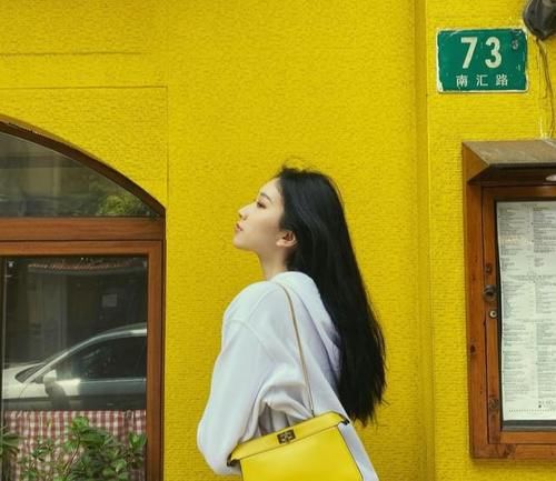 挎包|神仙穿搭,白色卫衣搭配黄色挎包,分分钟穿出女神气质!