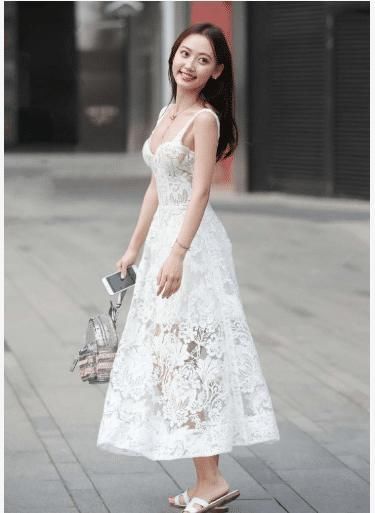 美女穿搭:雕刻出来的裙子, 不长也不短, 尽显女人魅力