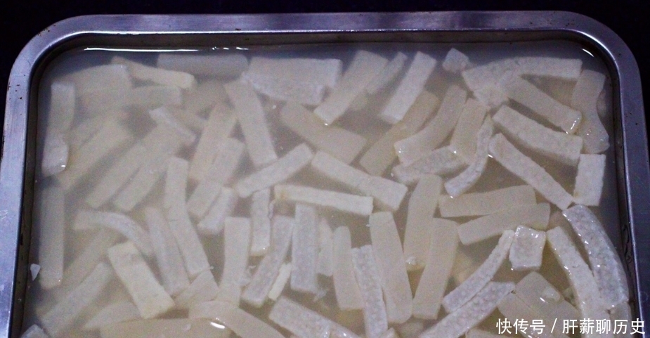 做猪皮冻时,不能直接焯水!多做1步,晶莹剔透,爽滑Q弹,没腥味