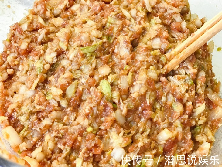 拌饺子馅，先调味还是后调味做对了，饺子鲜嫩多汁，入味还不腥