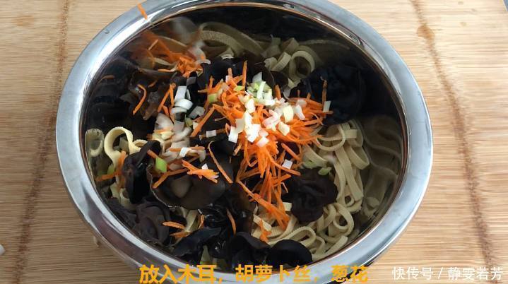 韭菜|豆腐皮不要炒韭菜了，教你个简单新做法，吃一口上瘾，比肉都香