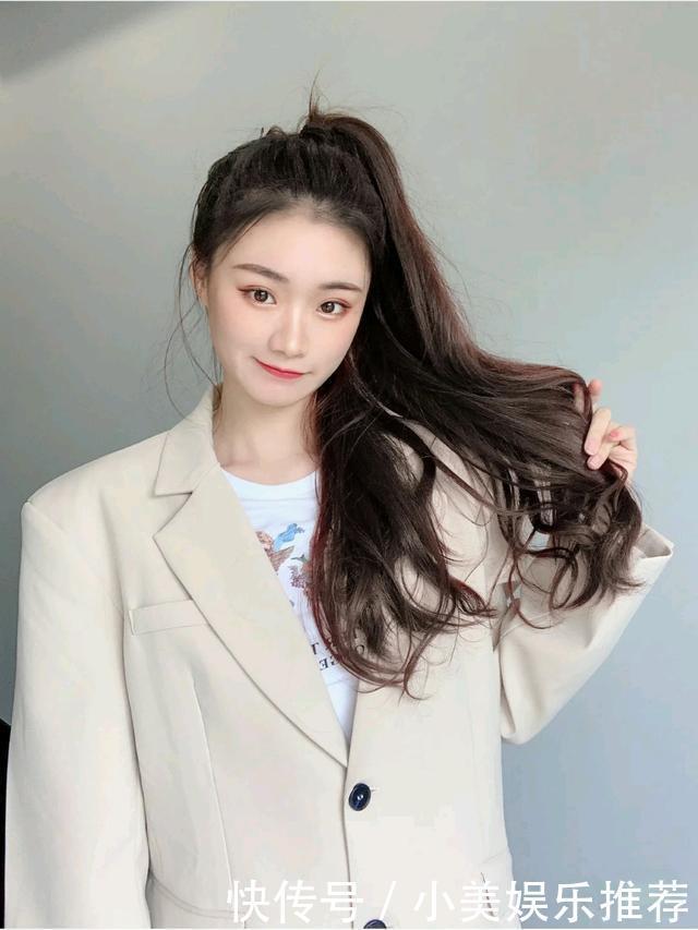 秋冬和“卷发”更配，不仅有女人味，还很显脸小