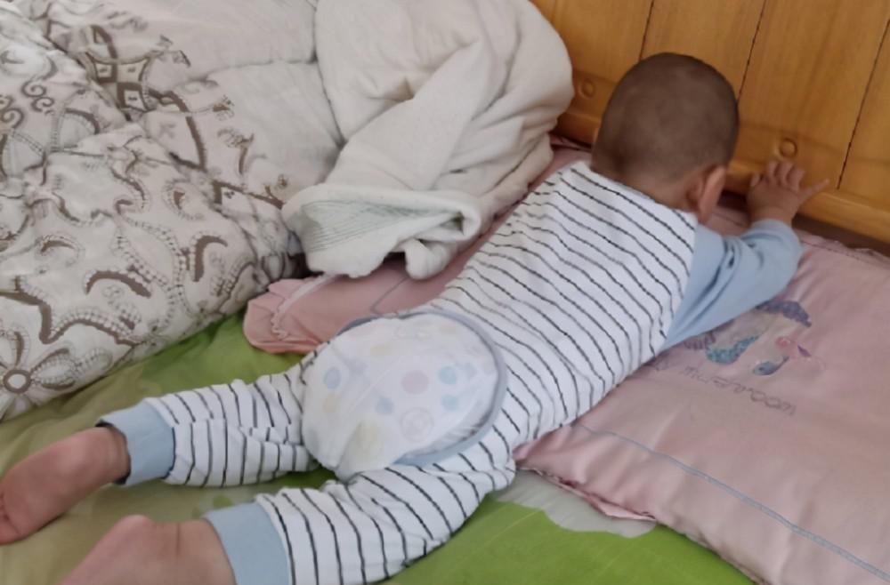 行为|宝宝睡觉时发生这3种行为,父母要注意了:娃想要睡枕头了!