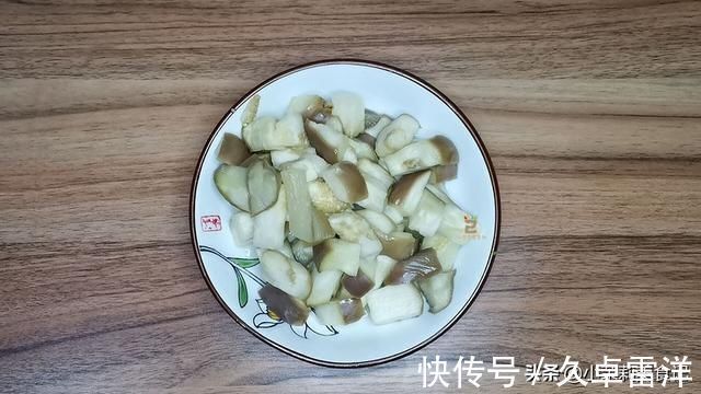 蒸茄子时，万万不可直接蒸，多加一步，茄子雪白不黑，鲜嫩有食欲