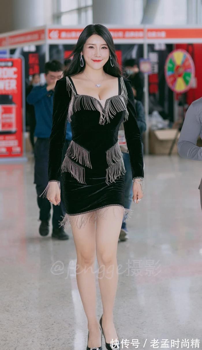 美女 街拍:偶遇健身圈的美女网红刘太阳,时尚气质身材棒!