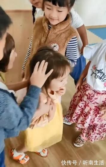 二胎政策|幼儿园小班宝宝误入大班,哥哥姐姐把他当成“国宝”,老师被萌翻