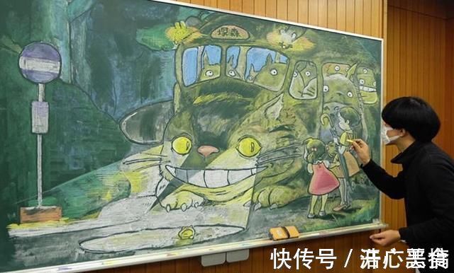 黑板报|日本的老师动漫细胞有点强:黑板上画动漫场景,落叶堆皮卡丘
