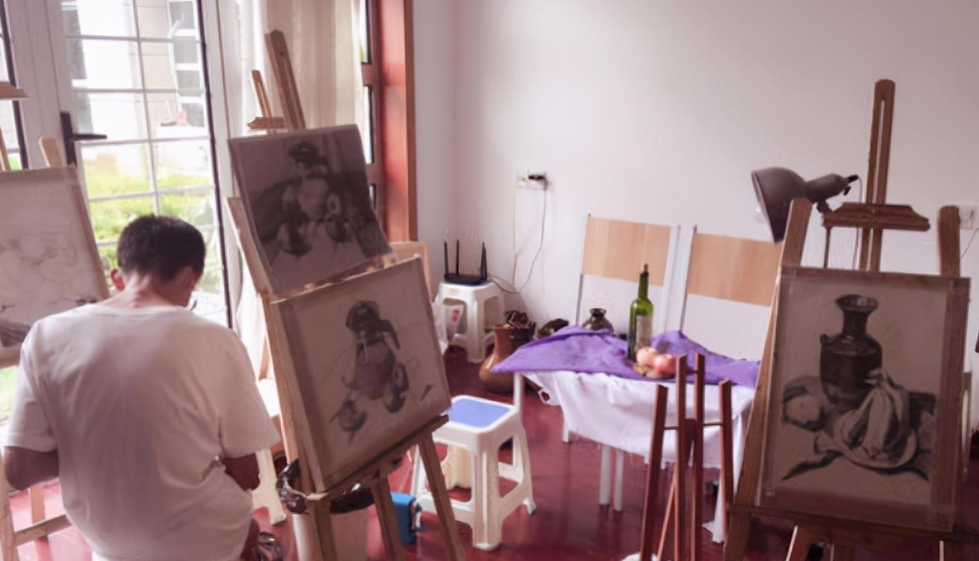 艺考$美术生考试画“自画像”火了,美女画得很好,但老师还是给了0分