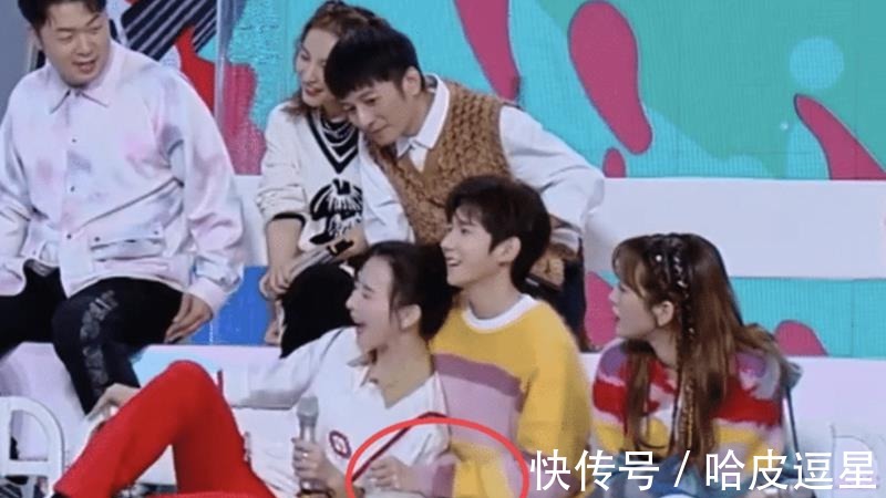 吴昕|《快本》当胡静靠在王源肩膀上时，有谁注意维嘉吴昕那微妙表情？