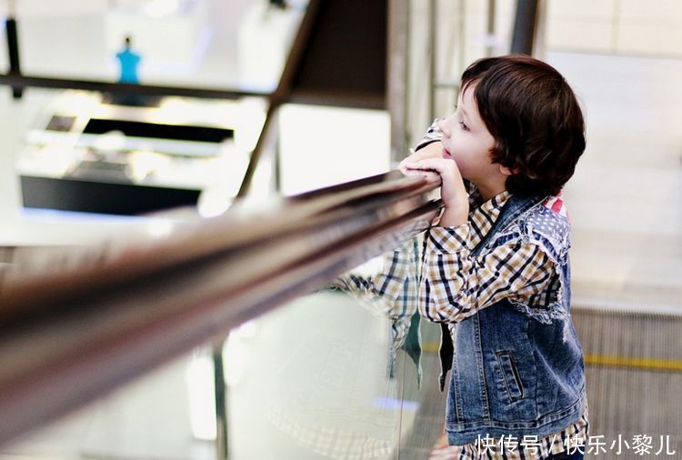 妈妈|孩子在超市偷巧克力,三位妈妈做法各异,路人态度说明好坏