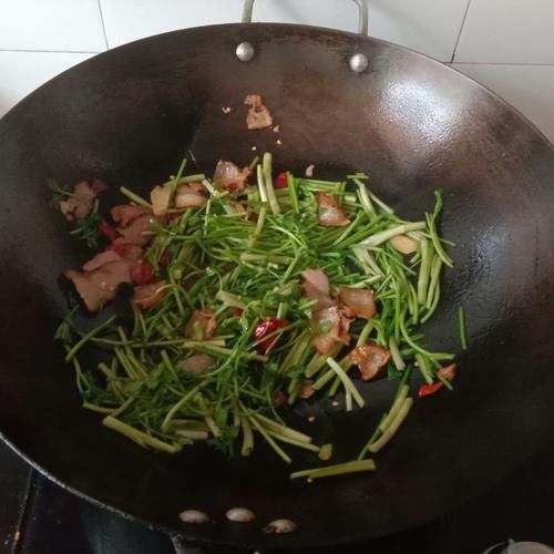 腊肉炒野芹菜，简单快手，鲜美下饭