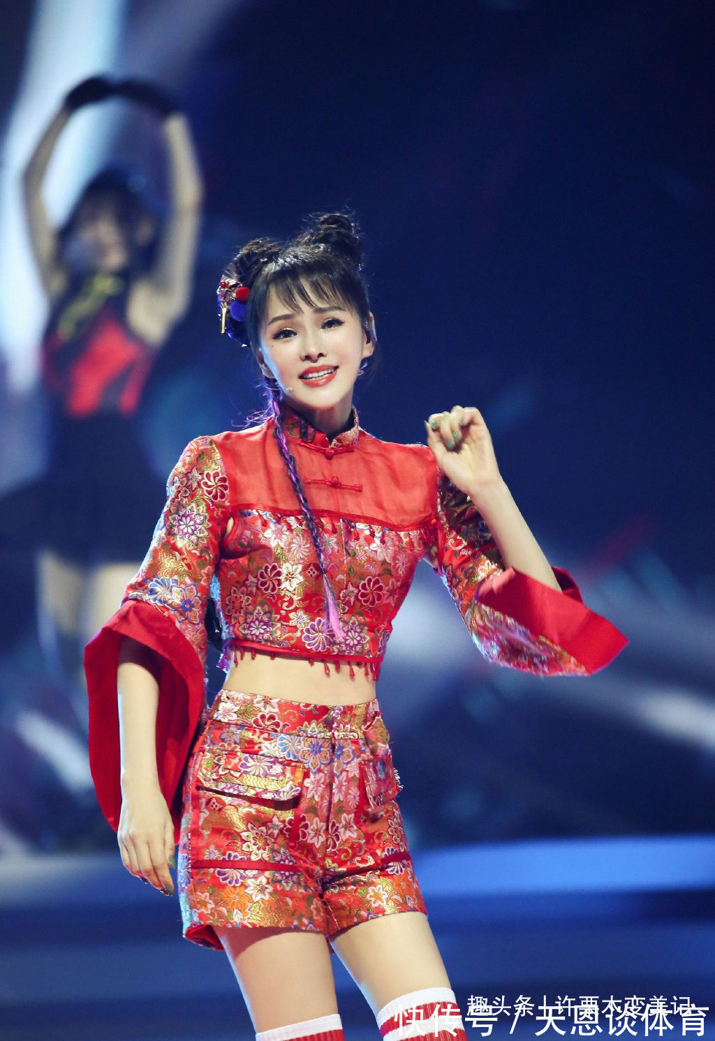 服装 女人过了40岁,别打扮的那么俗气!这5种衣服要少穿,廉价没品位