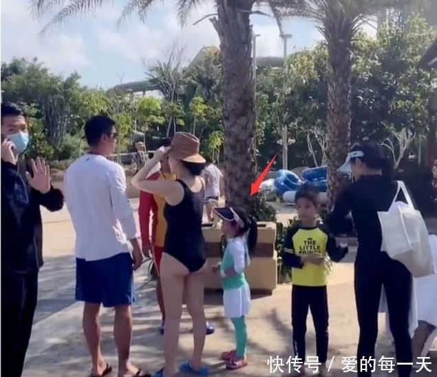 网友偶遇霍思燕杜江冲浪，嗯哼赤脚玩，粉丝被问小女孩说“三不”