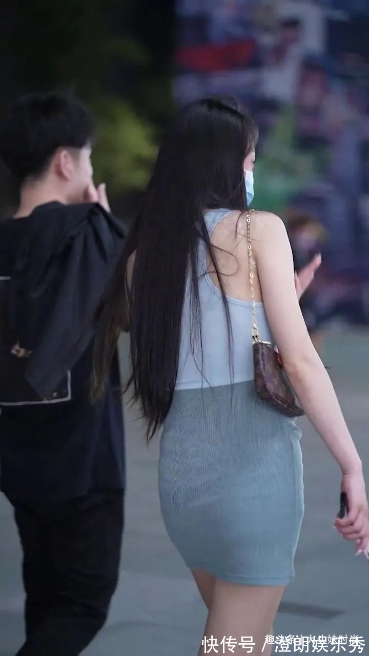 小仙女们|包臀裙搭配吊带背心,十分的吸睛,走到哪都是焦点