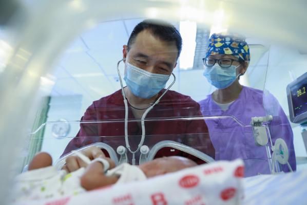 体重|100多天,我和弟弟在小箱子里“长出”了肺